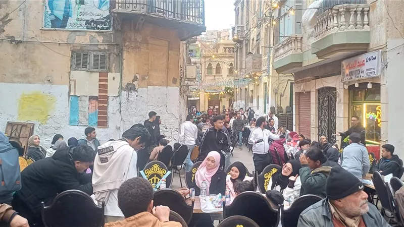شباب من إندونيسيا يشاركون أهالي كوم الدكة حفل الإفطار الرمضاني