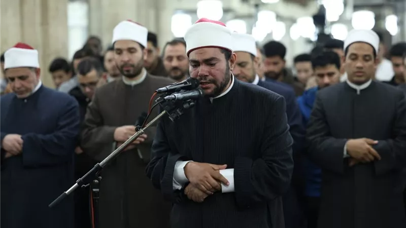 أئمة قبلة الجامع الأزهر يؤدون صلاة التراويح في الليلة 26 من رمضان
