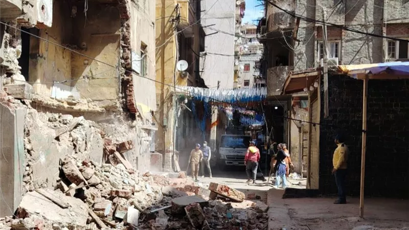 هدم عقار آيل للسقوط بكرموز وإزالة خطورة داهمة بآخر بغيط العنب