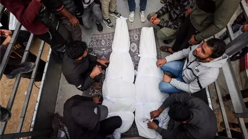 غارة جوية إسرائيلية تقتل ثمانية أشخاص في وسط قطاع غزة