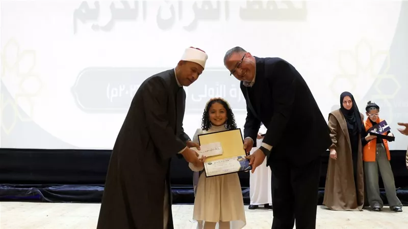 السكرتير العام ووكيل أوقاف الإسماعيلية يكرمان حفظة القرآن الكريم|صور