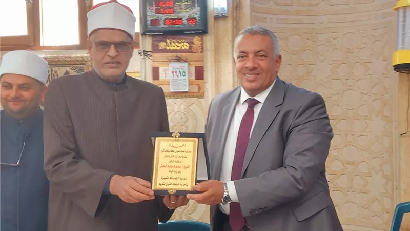 مدير أوقاف الإسكندرية يُكرم حفظة كتاب الله بمسجدي عمر بن الخطاب
