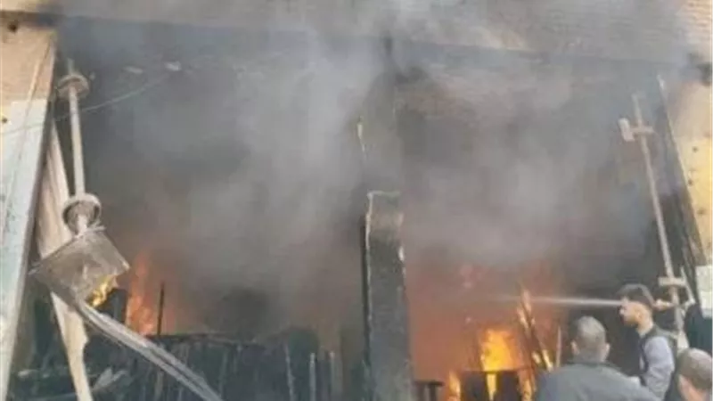مصرع شخص وإصابة 3 في حريق هائل بمحال موبيليات خلف نقطة كفر حمزة بالقليوبية