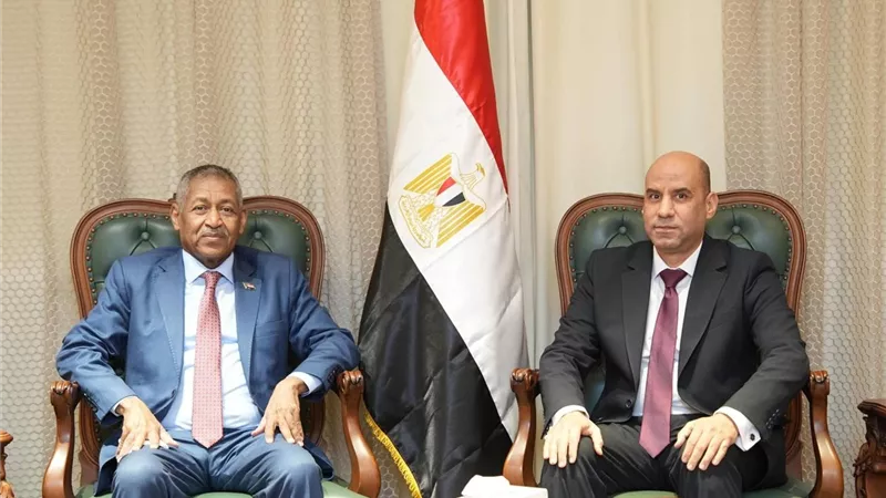 وزير العمل يبحث مع السفير السوداني التعاون في تدريب الكوادر