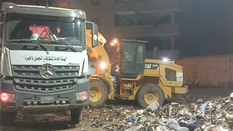 محافظة الجيزة ترفع 1800 طن مخلفات من العمرانية والوراق وإمبابة