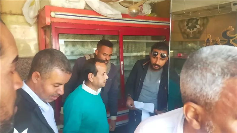 استمرار حملات التفتيش على رخص المحلات والمطاعم والمخابز بأسيوط  