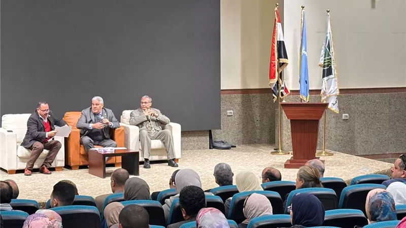 رئيس جامعة برج العرب للعاملين: رواتبكم منتظمة.. وتقنين الأوضاع  لصالحكم 