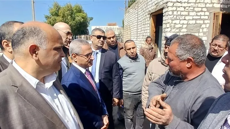 محافظ بني سويف يتفقد مستودع بوتاجاز بني هارون ويبحث شكاوى التوزيع