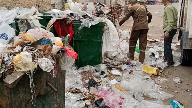 حملات نظافة مكبرة وإزالة تعديات وتحديد للحيز العمراني بمركز أرمنت بالأقصر