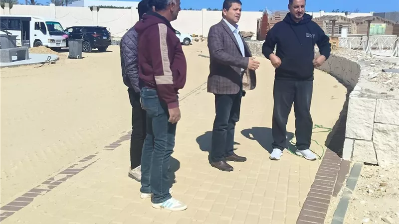 رئيس جهاز القرى السياحية يتابع تطوير ممشى مارينا 7 وسوق مارينا 5