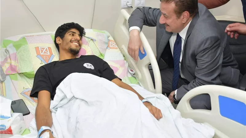 محافظ بورسعيد يزور بطل العالم كريم الريس بمستشفى التضامن