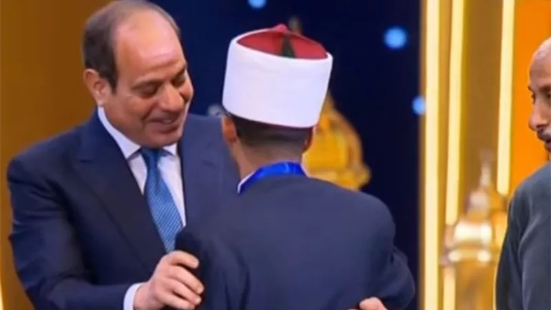 الرئيس السيسي يكرم الفائزين بـ«دولة التلاوة» ومسابقة القرآن|فيديو