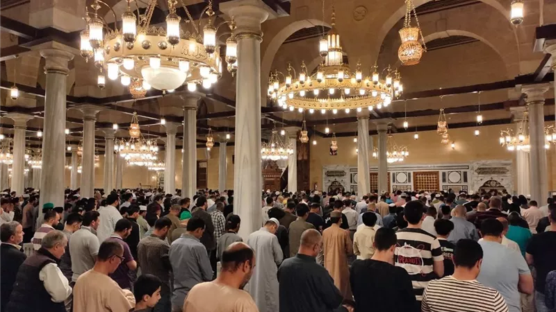 بث مباشر| نقل شعائر صلاة التراويح من مسجد الإمام «الحسين»