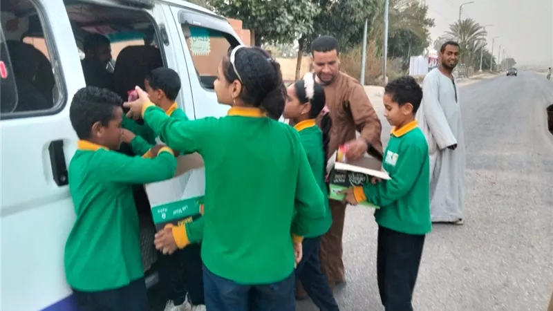 «بلح وعصير وفوانيس».. تلاميذ مدرسة يطلقوا مبادرة «إفطار صائم» بالأقصر