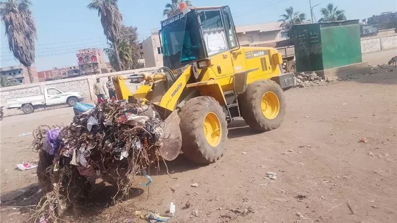 رفع 40 طن مخلفات وتمهيد طرق رئيسية في حملات بمركز بيلا 