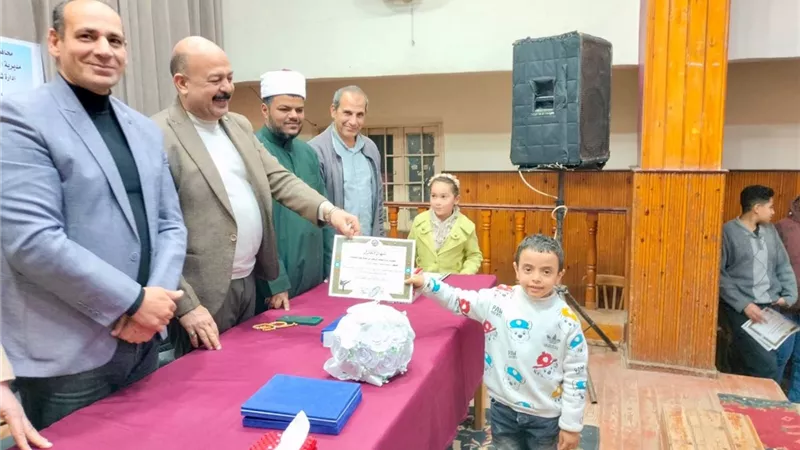 حفل ختام الأنشطة وتكريم المتميزين وحفظة القرآن الكريم بشباب الرياض