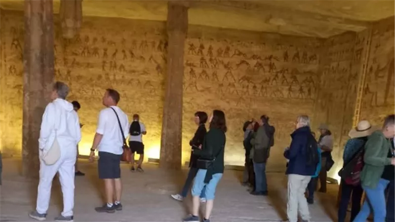 وفود سياحية متعددة الجنسيات تزور المناطق الأثرية بالمنيا