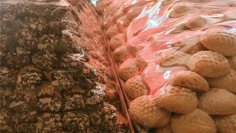 رغم غلاء الأسعار.. كعك المخابز في دمياط ينافس «البراندات»