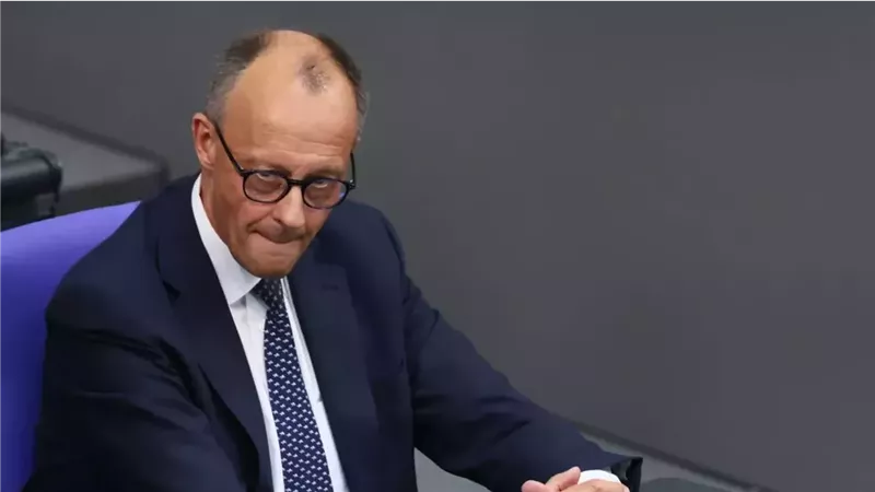 ميرتس: ألمانيا لن تشارك عسكريًا في حماية الملاحة بمضيق هرمز
