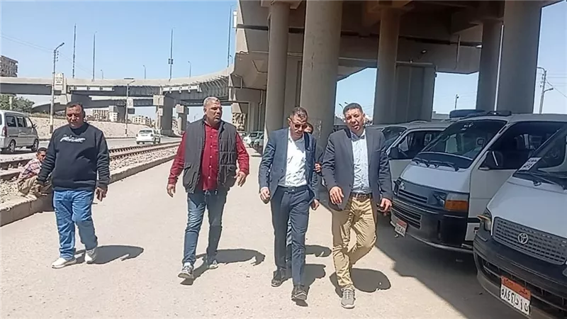 رئيس مدينة المنيا يتفقد المواقف ويشدد على الالتزام بتعريفة الأجرة