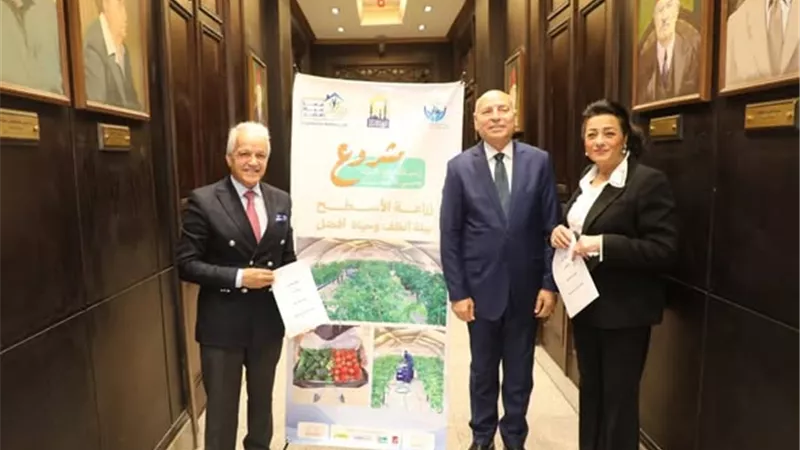محافظ القاهرة يوقع بروتوكول تعاون لزراعة أسطح منازل حي الأسمرات