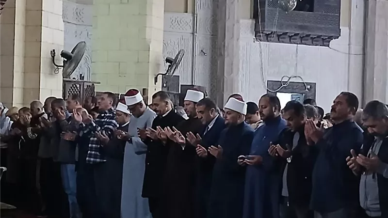 وسط أجواء روحانية.. محافظة الإسكندرية تحيي ليلة القدر بمسجد أبي العباس