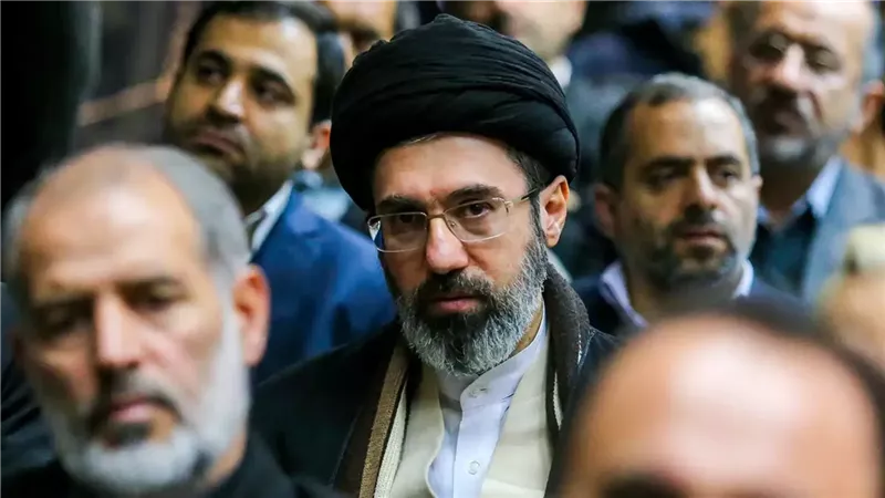 تفاصيل نجاة مجتبي خامنئي من الموت.. خرج للتنزه في حديقته قبيل الإنفجار
