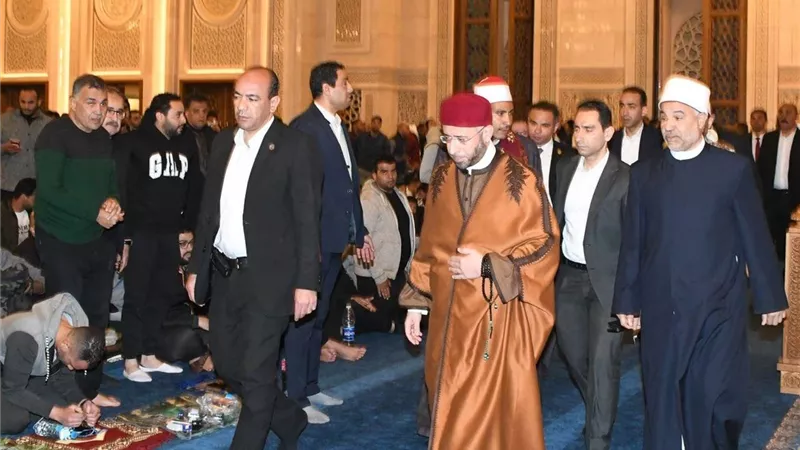 وزير الأوقاف يشهد صلاة التهجد في ليلة الـ27 من رمضان بمسجد العلي العظيم