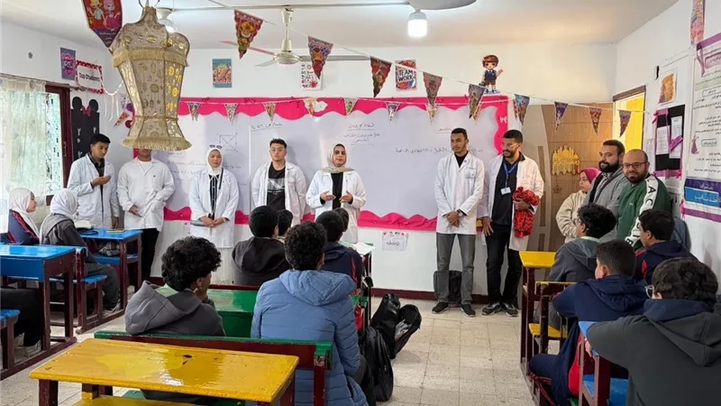 طلاب الجمعية العلمية لصيدلة جامعة الإسماعيلية ينفذون زيارات توعوية للمدارس