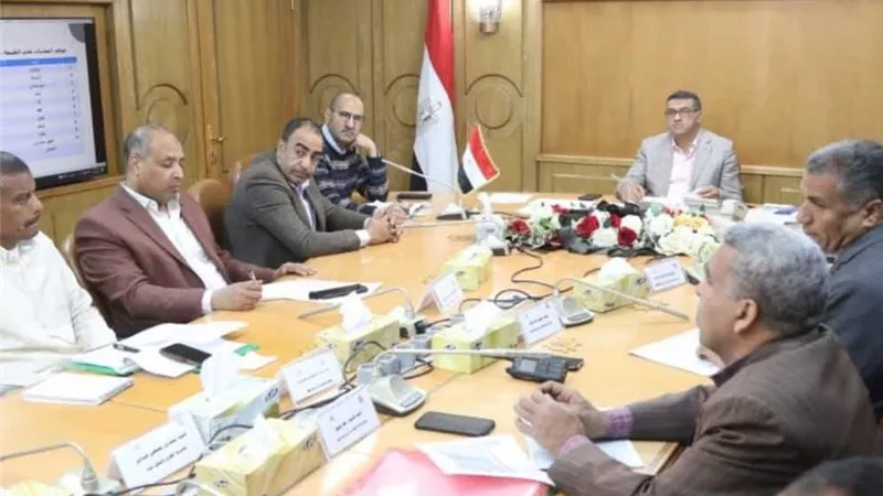 محافظ قنا يبحث مع القيادات التنفيذية طلبات التقنين وتحصيل مستحقات الدولة