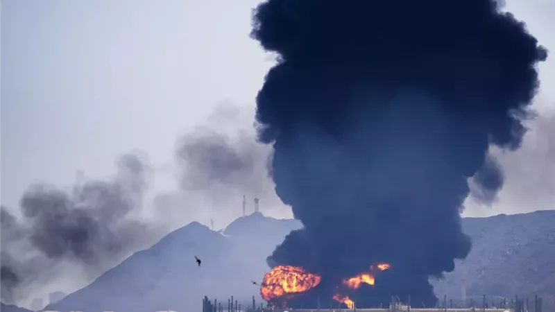 بلومبيرج: هجوم مسير يصيب ناقلة كويتية ويوقف عمليات ميناء الفجيرة