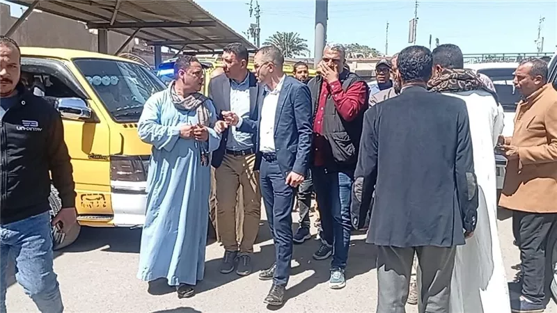 لجنة من وزارة التنمية المحلية تتفقد انتظام العمل بالمواقف وتعريفة الأجرة 