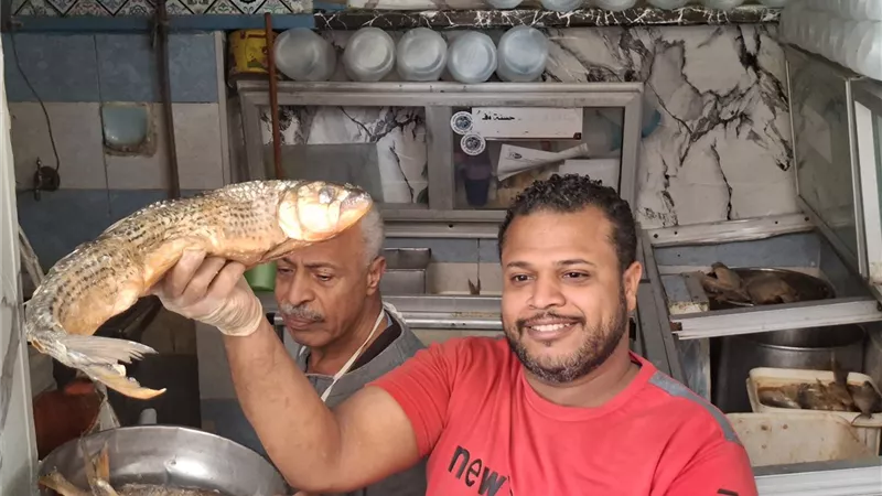 قبل العيد..  إقبال كبير من المواطنين على شراء الأسماك المملحة بأسيوط 