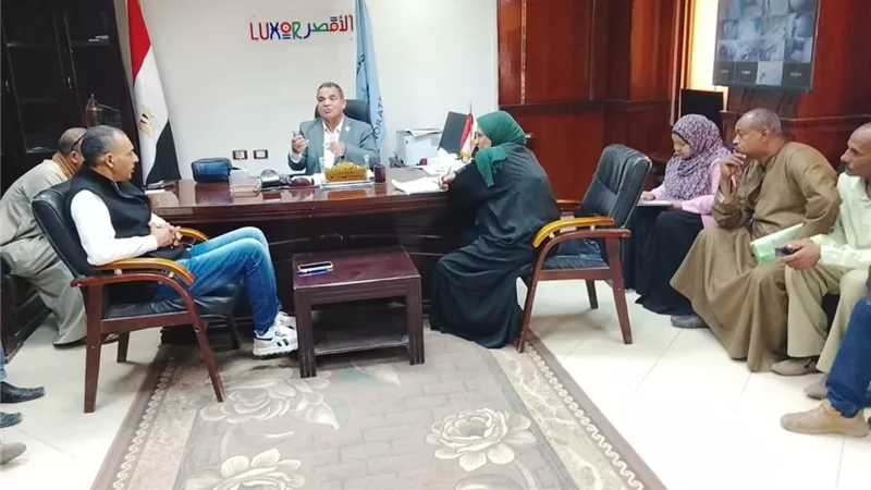 رئيس مركز إسنا يجتمع بلجنة التسعير ورؤساء القرى لسرعة إنهاء الإجراءات 