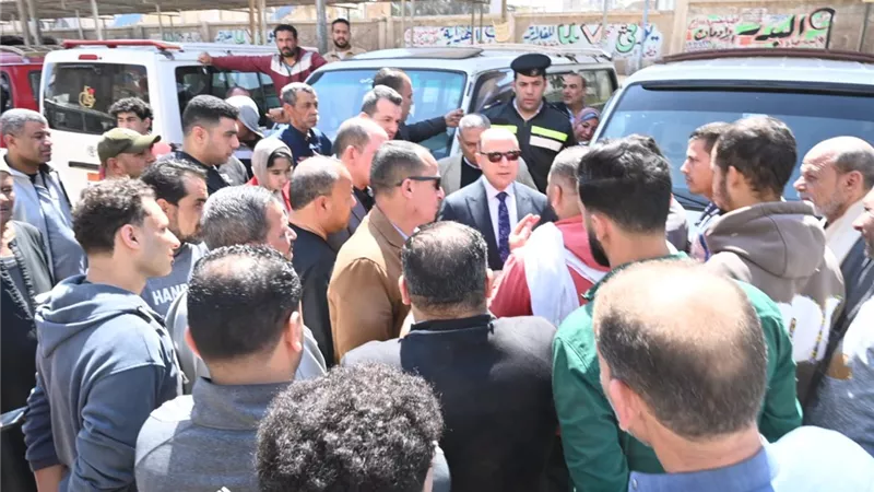 محافظ الغربية في جولة مفاجئة بموقف قطور وتأكيد على الالتزام بالتعريفة