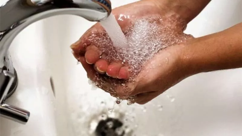 حكم صيام من ابتلع من ماء المضمضة دون قصد.. دار الإفتاء تجيب 