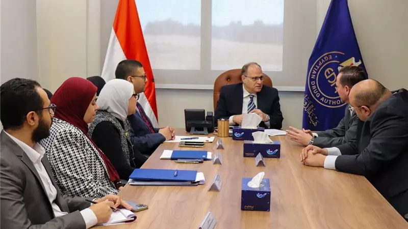رئيس هيئة الدواء يبحث مع ممثلي شركة سيرفييه مصر تعزيز التعاون