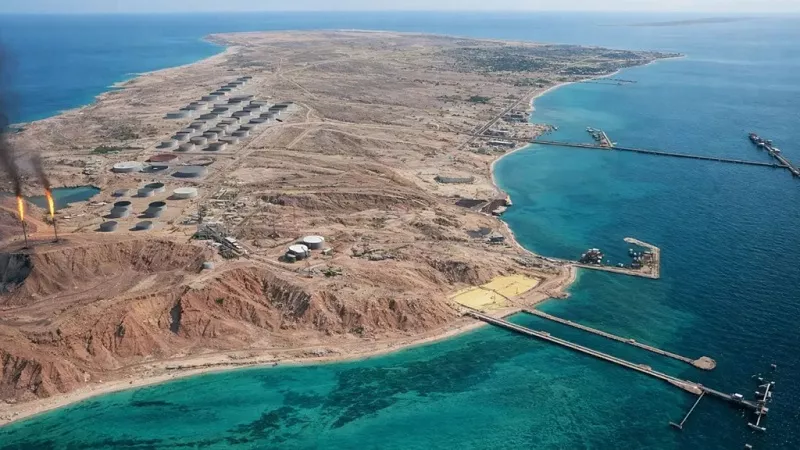 اقتصادي يكشف البدائل البرية والبحرية لنقل نفط الخليج بعد إغلاق مضيق هرمز