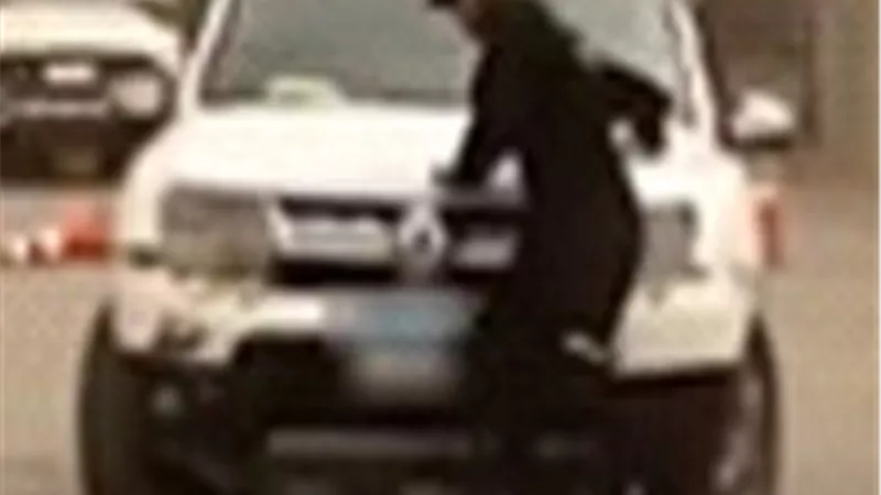 «كأنه فيلم أكشن».. سائق يحاول دهس فرد أمن ويحمله أعلى السيارة بالشرقية