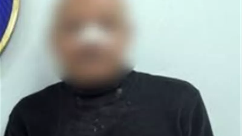 شاب يهاجم سيدتين بـ