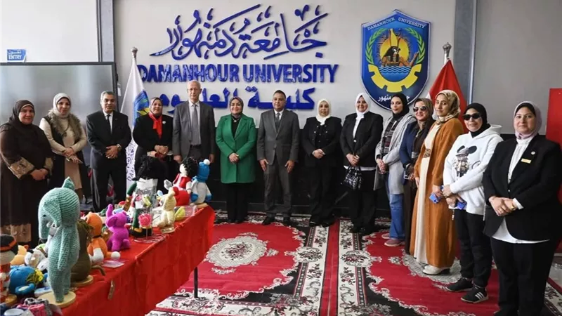 رئيس جامعة دمنهور ومحافظ البحيرة يفتتحان المعرض الخيري بكلية العلوم