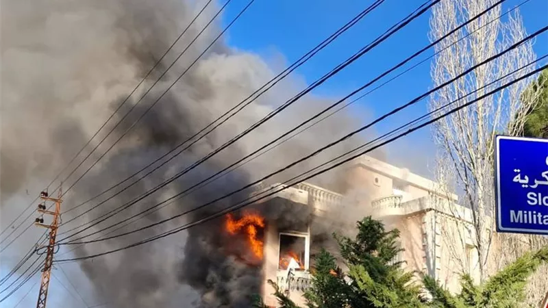 قصف مدفعي يستهدف محال تجارية أمام ثكنة للجيش جنوب لبنان