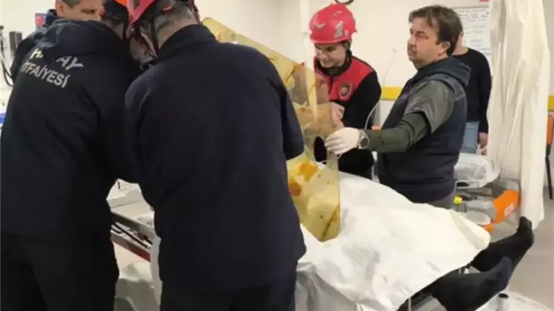 بالفيديو.. جراحون يخرجون قضيب حديدي اخترق صدر رجل تركي