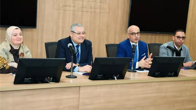 رئيس جامعة عين شمس يستقبل خريجي الدفعة الأولى من 