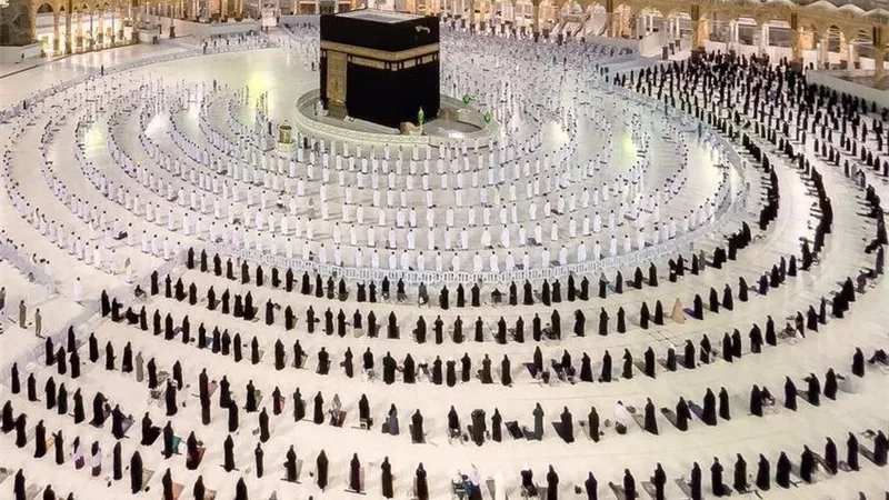 بث مباشر| نقل شعائر صلاة العشاء والتراويح من الحرمين الشريفين