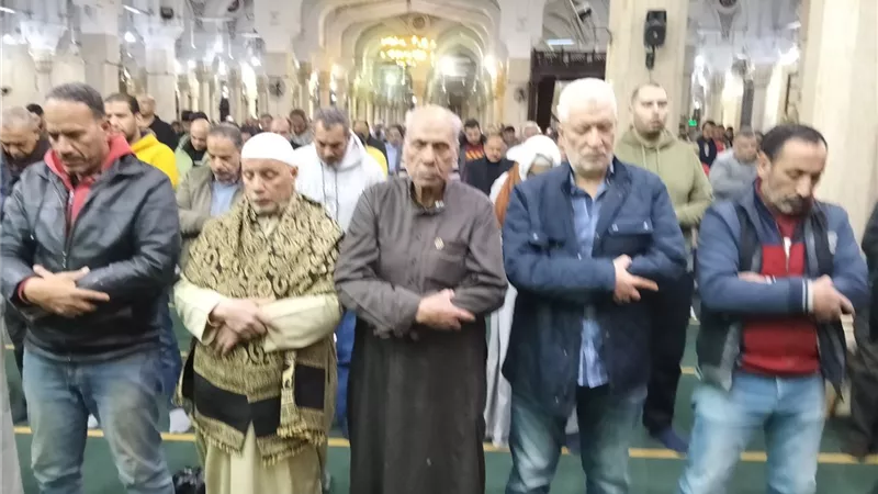 في أجواء إيمانية.. الآلاف يؤدون صلاة القيام بمسجد سيدي إبراهيم الدسوقي