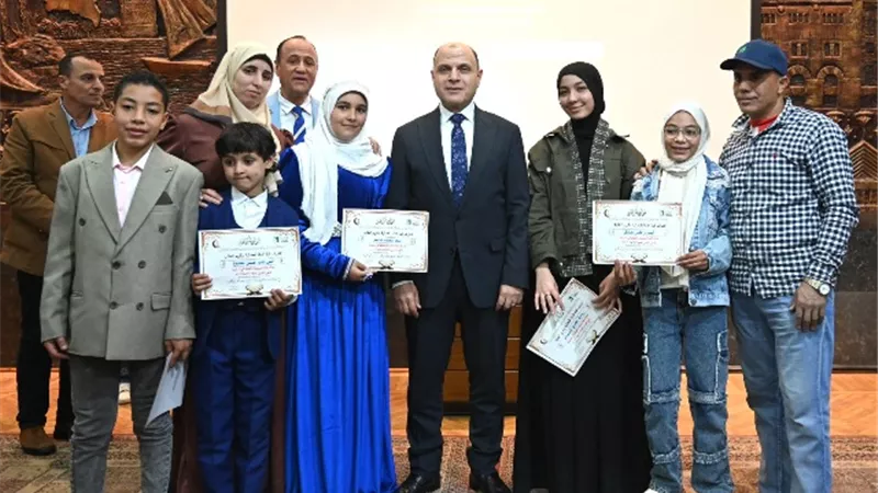 أنتم نور يمشي على الأرض.. محافظ الغربية يكرّم 79 من حفظة القرآن الكريم 