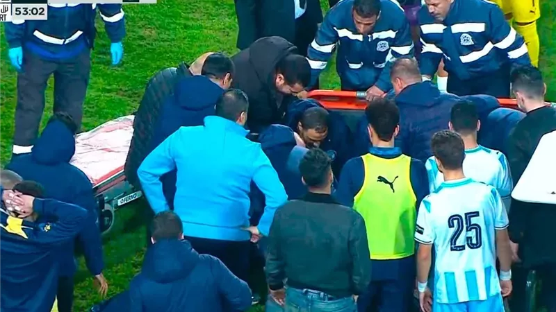 نقل لاعب بيراميدز للمستشفى بعد بلع لسانه|تفاصيل