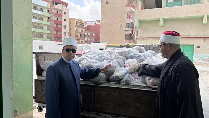 أوقاف الإسماعيلية تسلّم ألف شنطة سلع غذائية لدعم الأسر الأولى بالرعاية