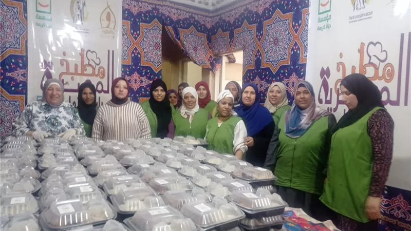 «مطبخ المصرية بإيد بناتها» يواصل عطائه بالمنيا.. توزيع 350 وجبة غذائية 